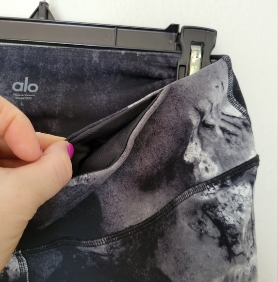 ALO YOGA Airbrush Leggings In Black Blast Size Large - Picture 5 of 11